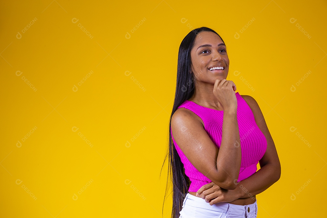 Linda mulher jovem garota sorridente sobre fundo amarelo