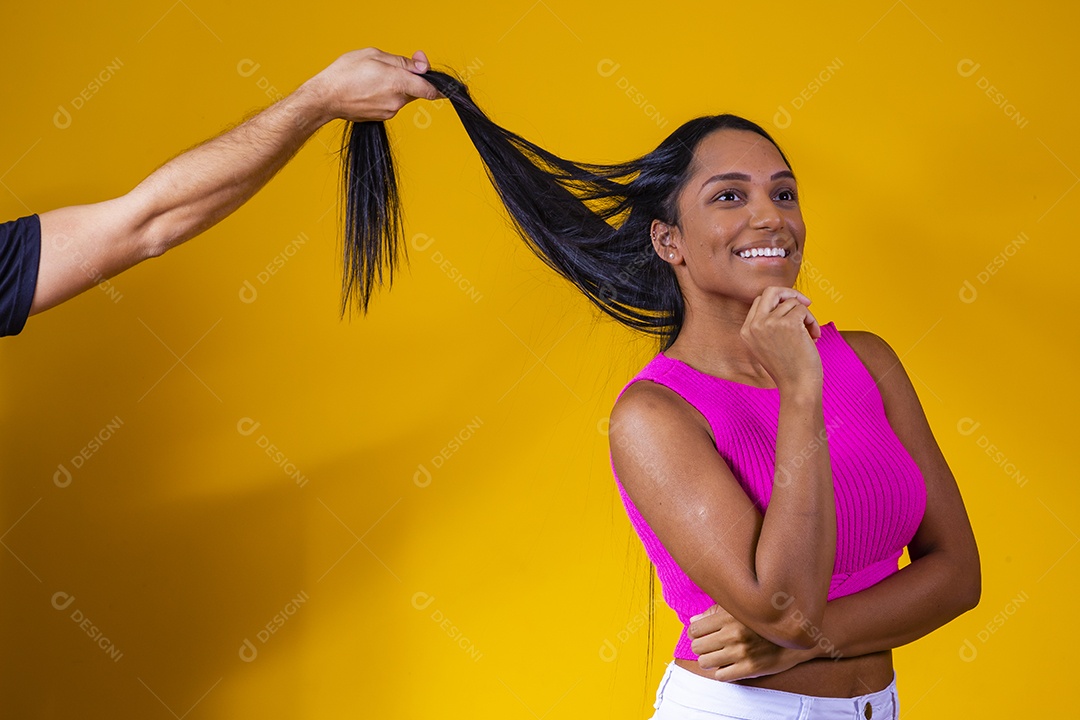 Linda mulher jovem garota sorridente sobre fundo amarelo