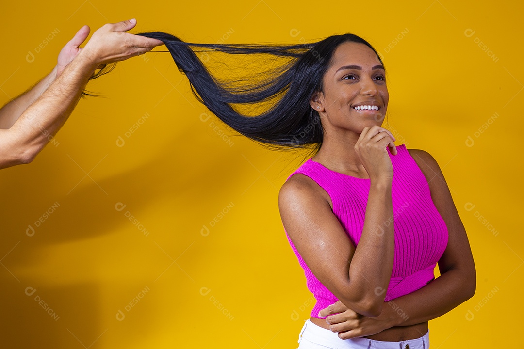 Linda mulher jovem garota sorridente sobre fundo amarelo