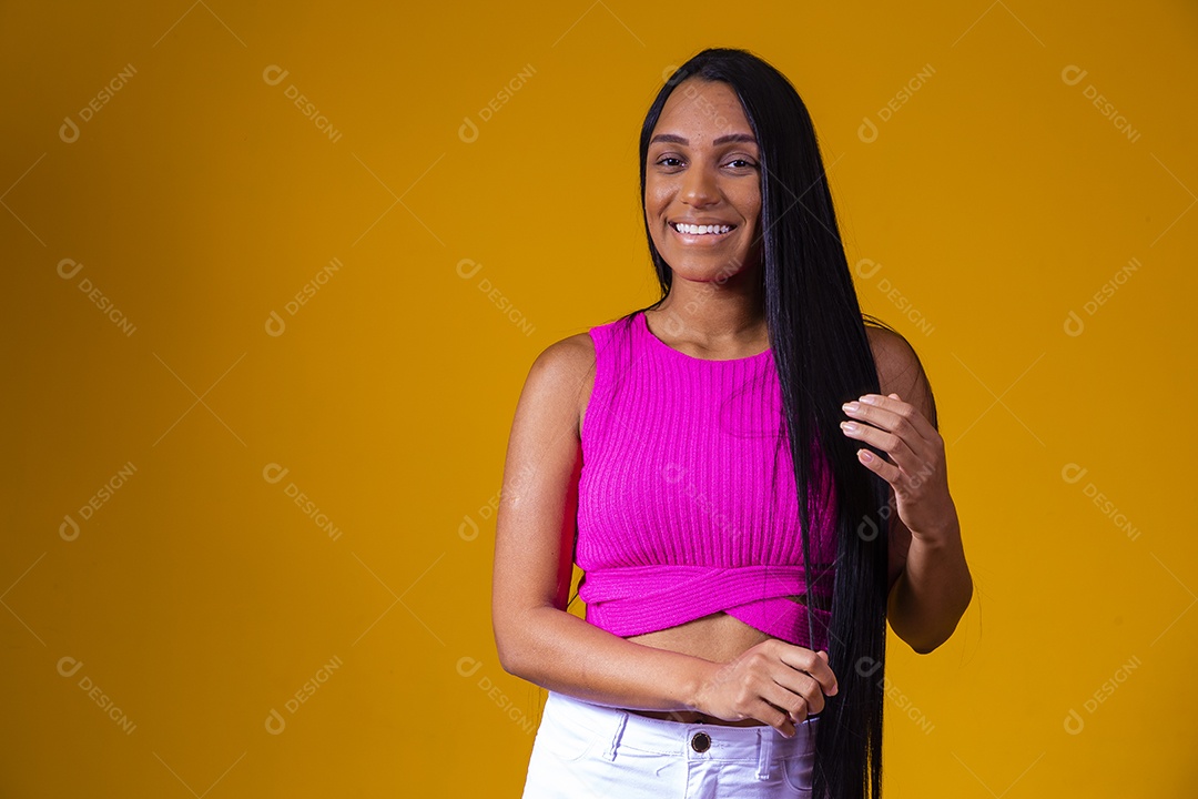 Linda mulher jovem garota sorridente sobre fundo amarelo