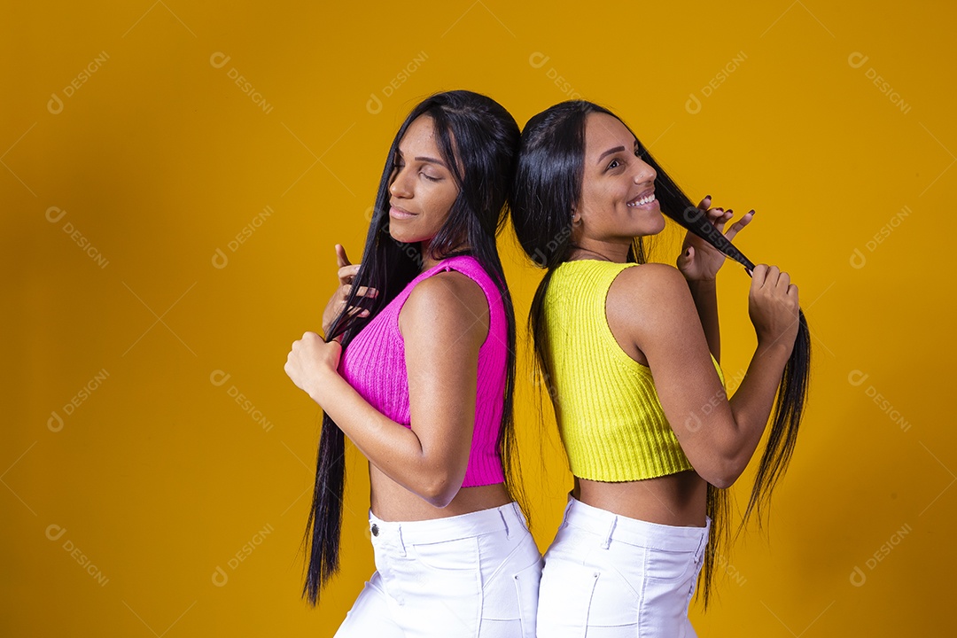 Lindas mulheres jovens garotas sorridente sobre fundo amarelo