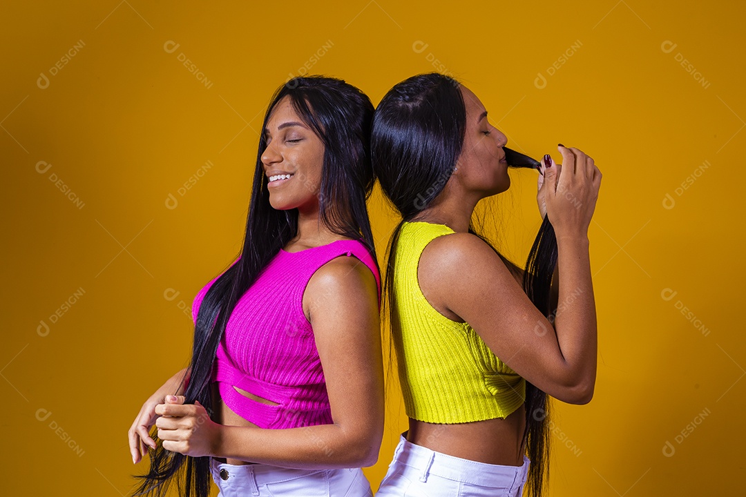 Lindas mulheres jovens garotas sorridente sobre fundo amarelo