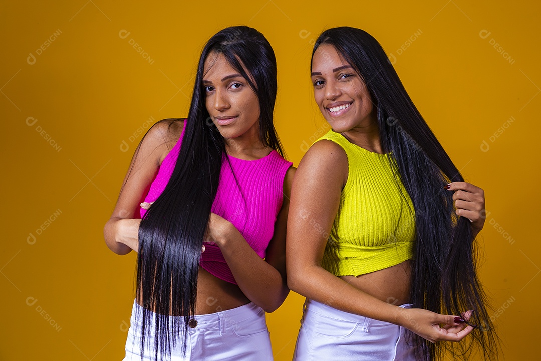 Lindas mulheres jovens irmãs gêmeas