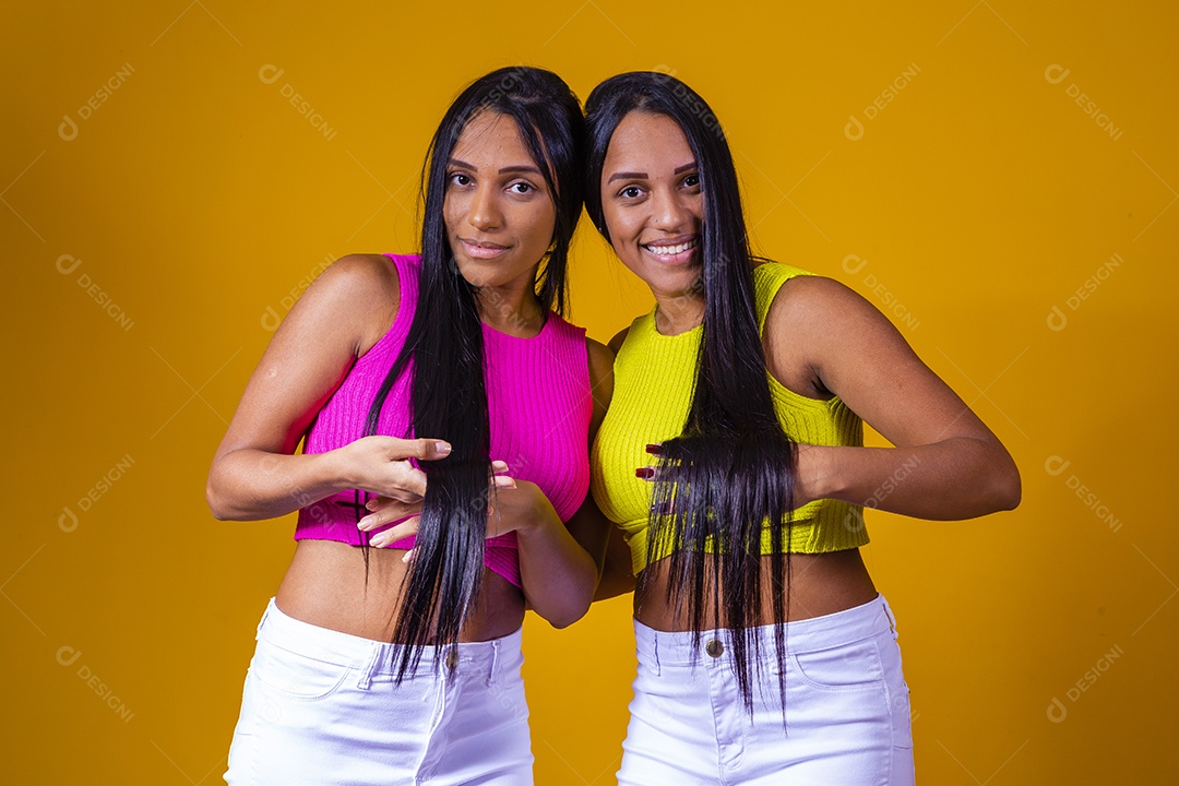 Lindas mulheres jovens irmãs gêmeasc