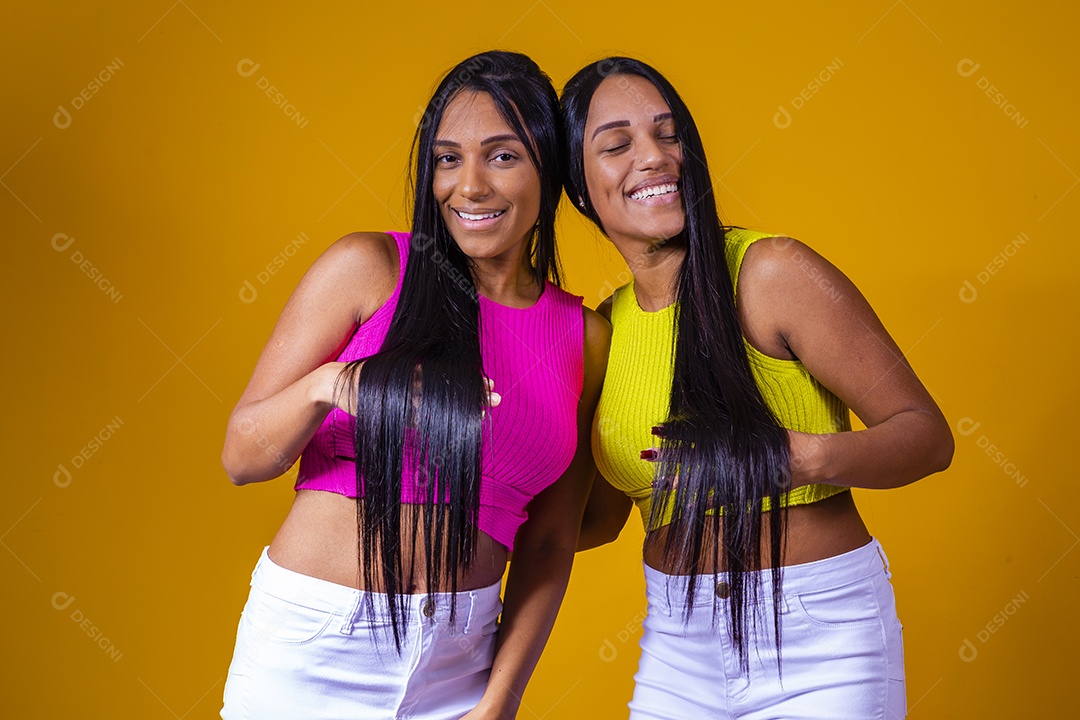 Lindas mulheres jovens irmãs gêmeas