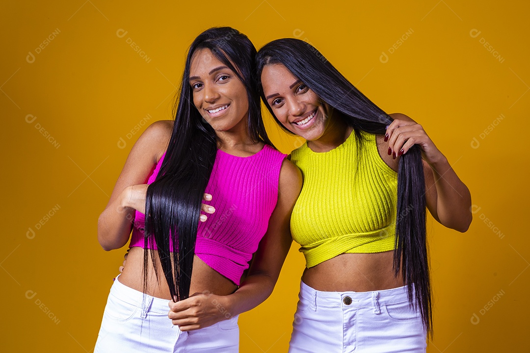 Lindas mulheres jovens irmãs gêmeas