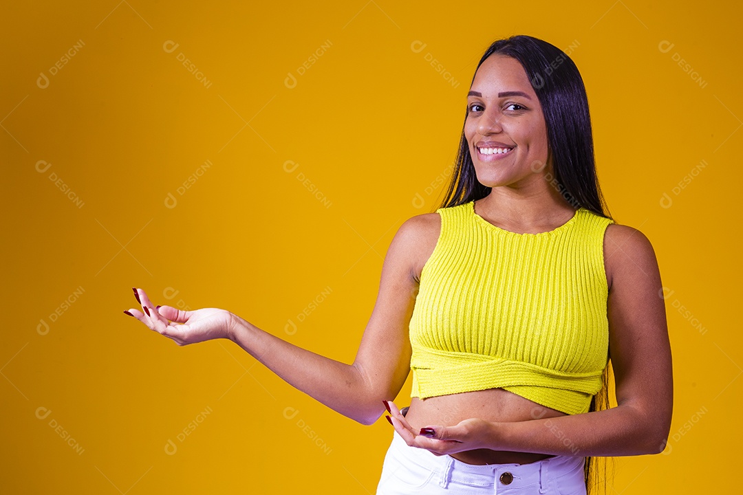 Linda mulher jovem garota apontando para lado