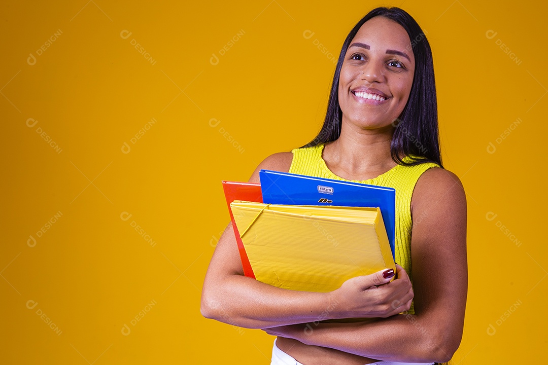 Linda mulher jovem garota segurando material escolar