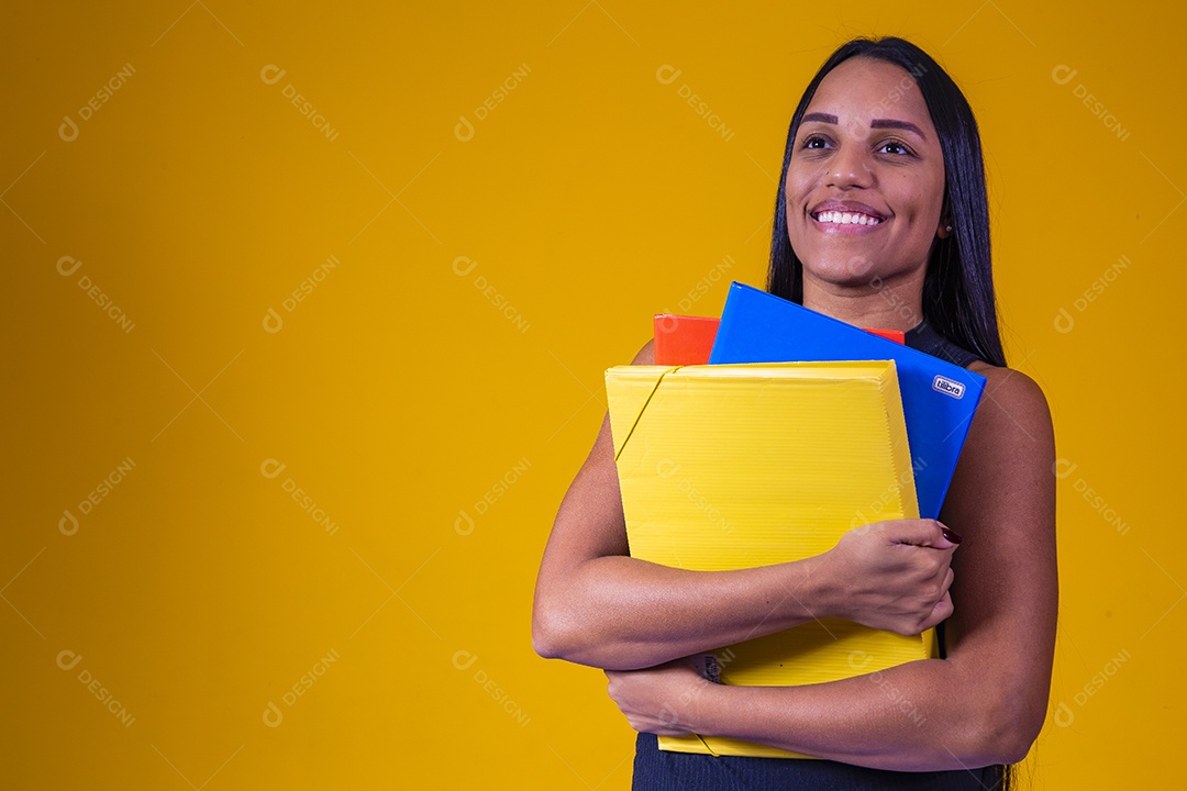 Linda mulher jovem garota segurando material escolar