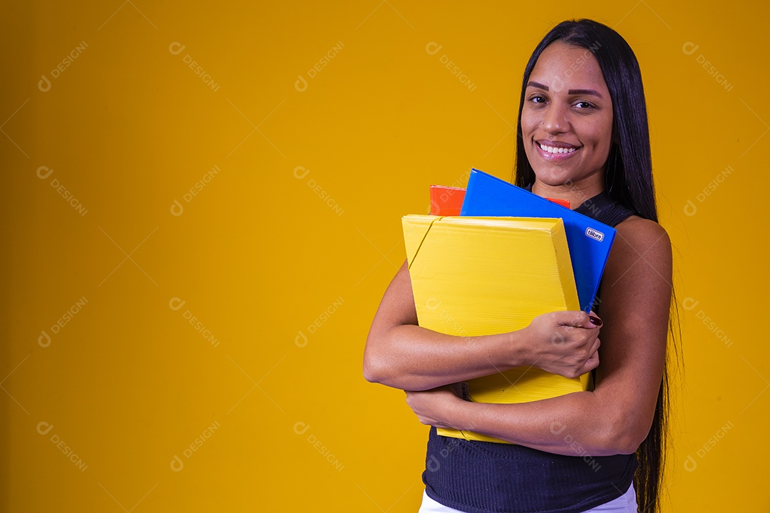 Linda mulher jovem garota segurando material escolar