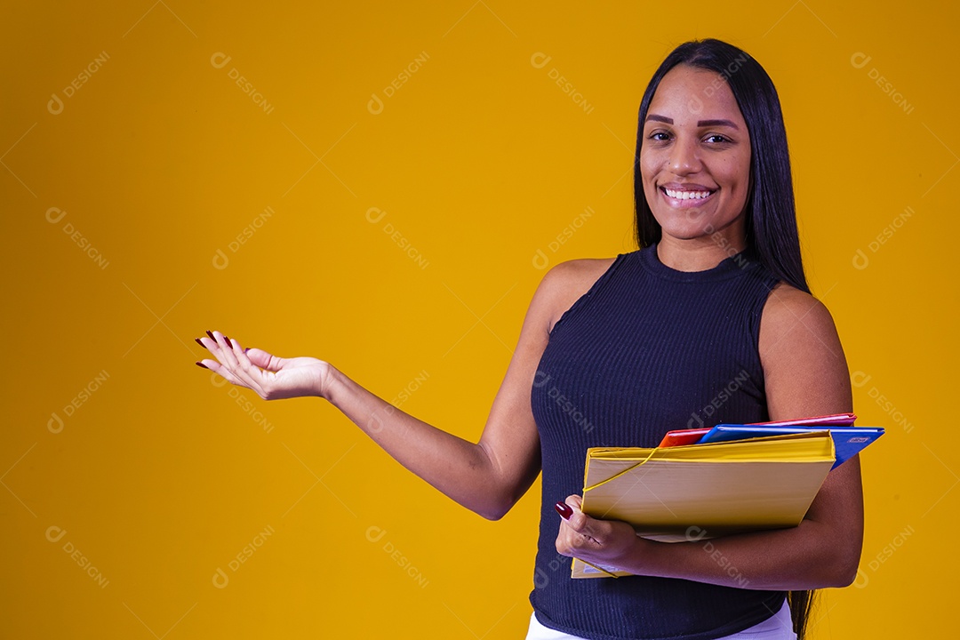 Linda mulher jovem garota segurando material escolar