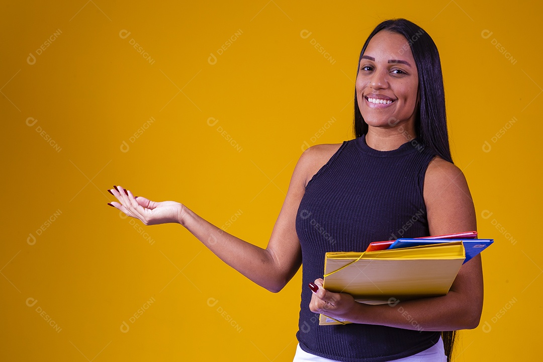 Linda mulher jovem garota segurando material escolar