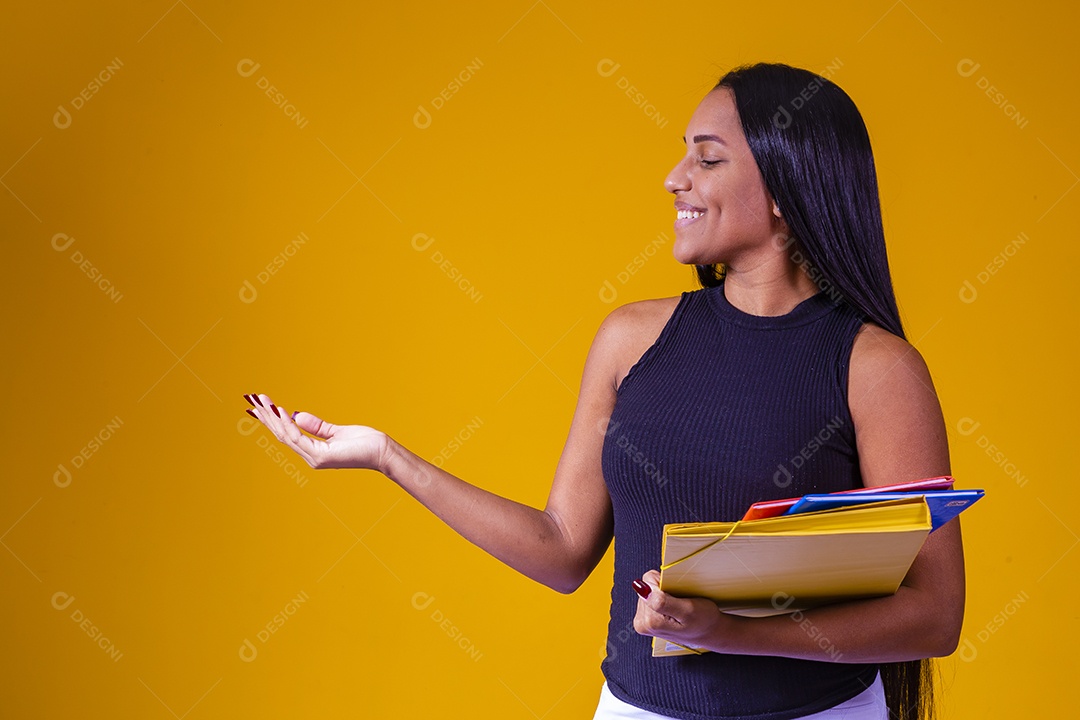 Linda mulher jovem garota segurando material escolar