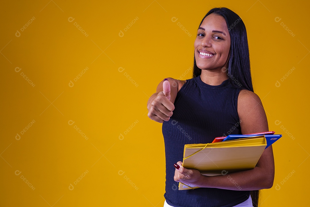 Linda mulher jovem garota segurando material escolar