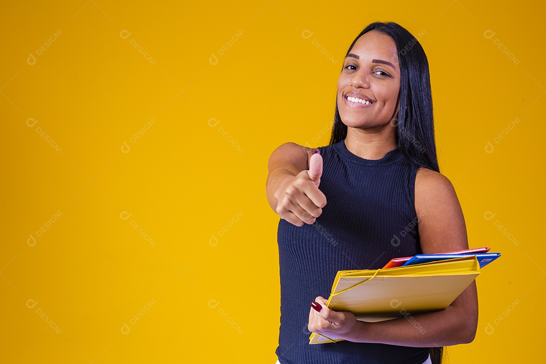 Linda mulher jovem garota segurando material escolar