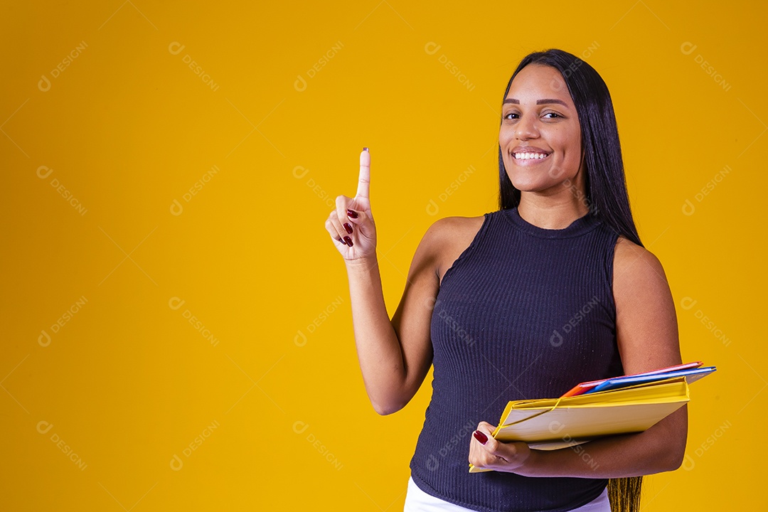 Linda mulher jovem garota segurando material escolar