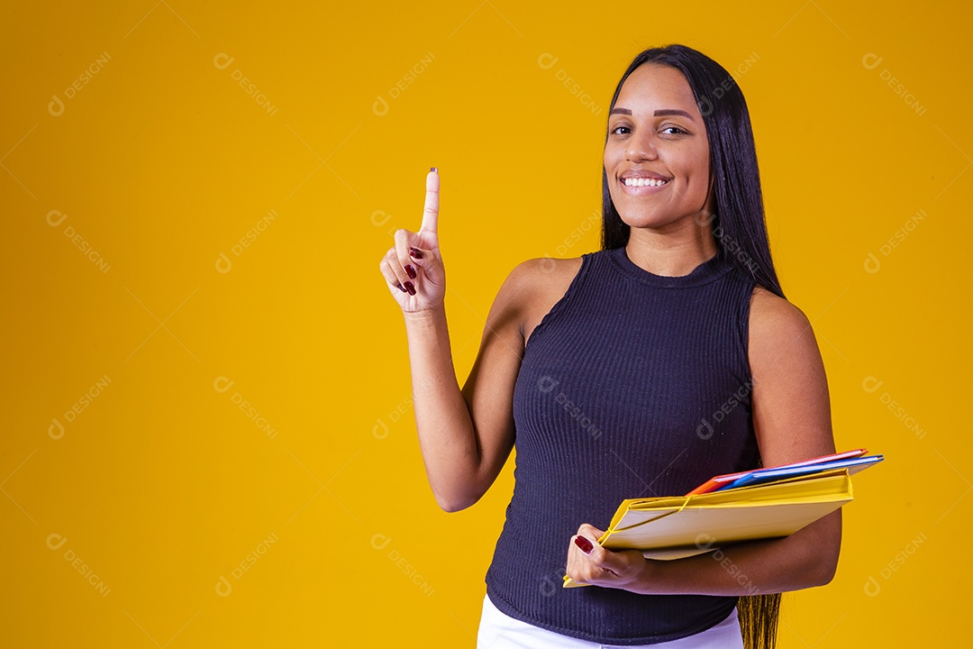 Linda mulher jovem garota segurando material escolar