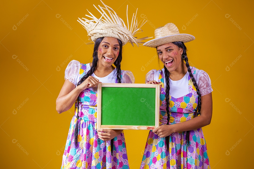 Mulheres jovens garotas usando roupas festas juninas