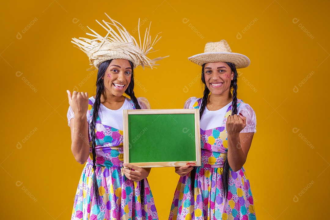 Mulheres jovens garotas usando roupas festas juninas