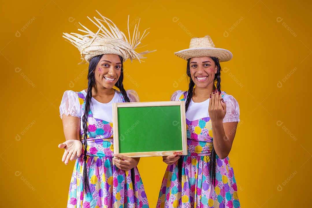 Mulheres jovens garotas usando roupas festas juninas