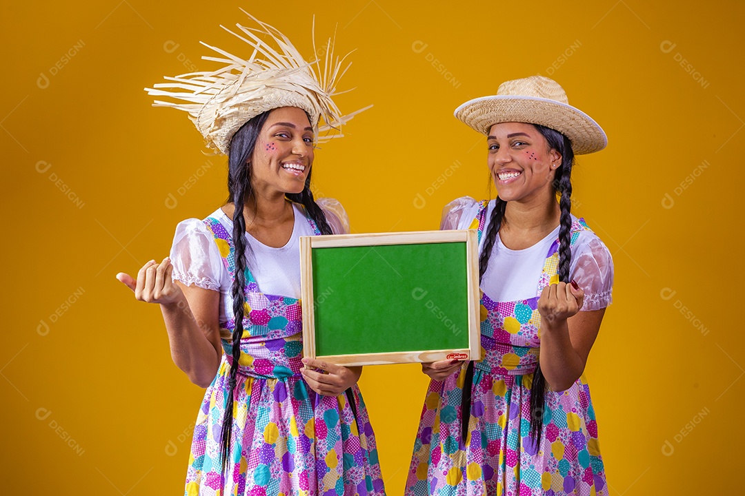 Mulheres jovens garotas usando roupas festas juninas