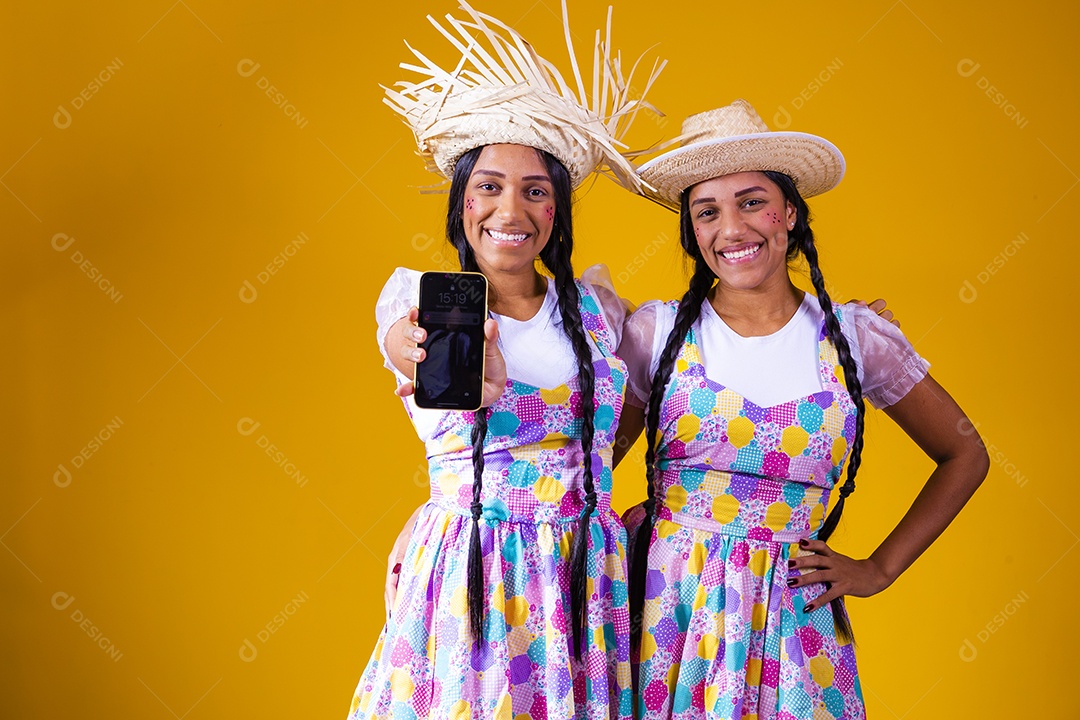 Mulheres jovens garotas usando roupas festas juninas