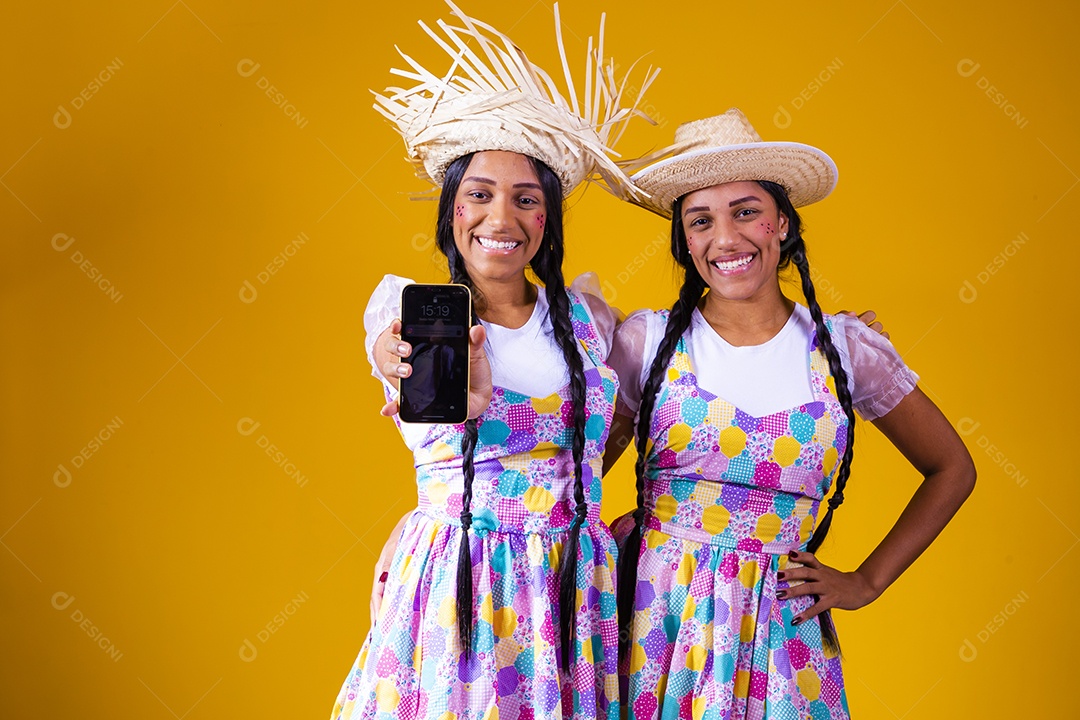 Mulheres jovens garotas usando roupas festas juninas