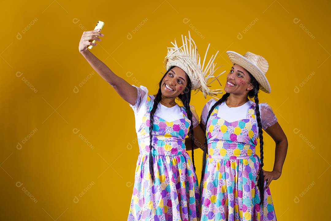 Mulheres jovens garotas usando roupas festas juninas