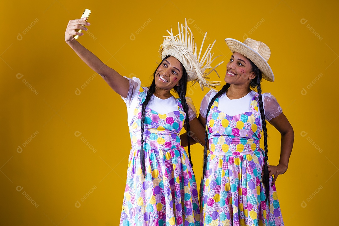 Lindas mulheres jovens fantasiados São João festa juninas