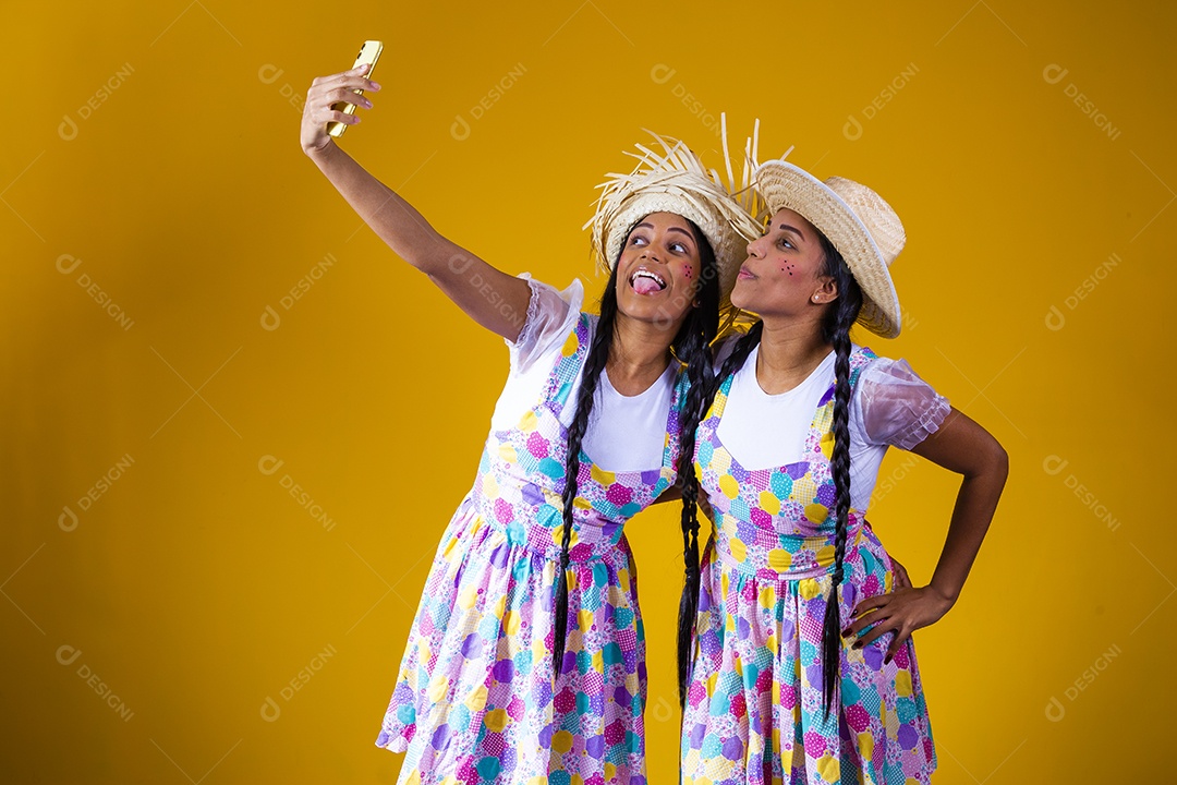 Lindas mulheres jovens fantasiados São João festa juninas