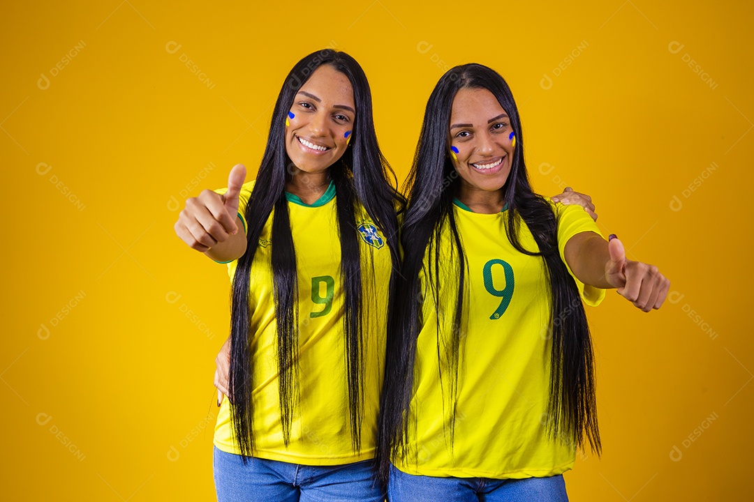 Lindas mulheres torcedoras brasileiras usando camiseta brasil