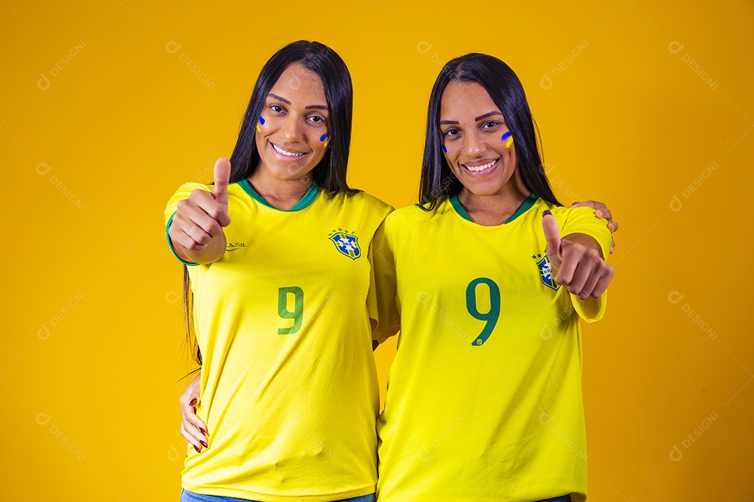 Lindas mulheres torcedoras brasileiras usando camiseta brasil