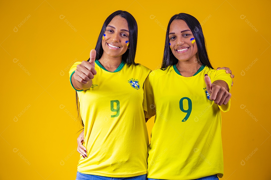 Lindas mulheres torcedoras brasileiras usando camiseta brasil