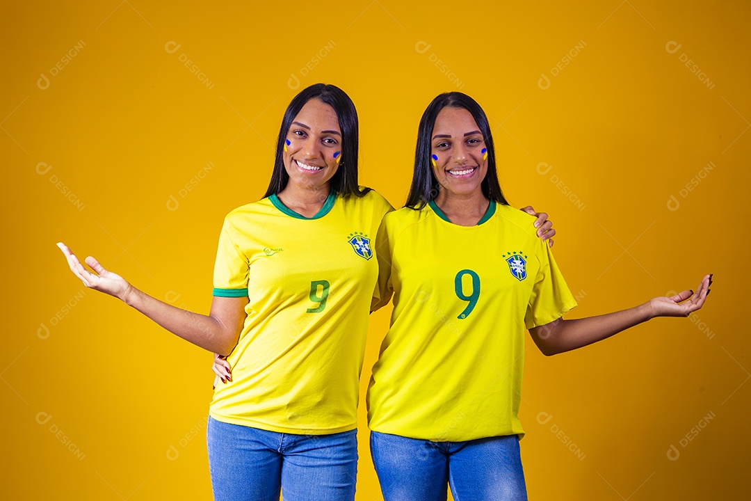 Lindas mulheres torcedoras brasileiras usando camiseta brasil