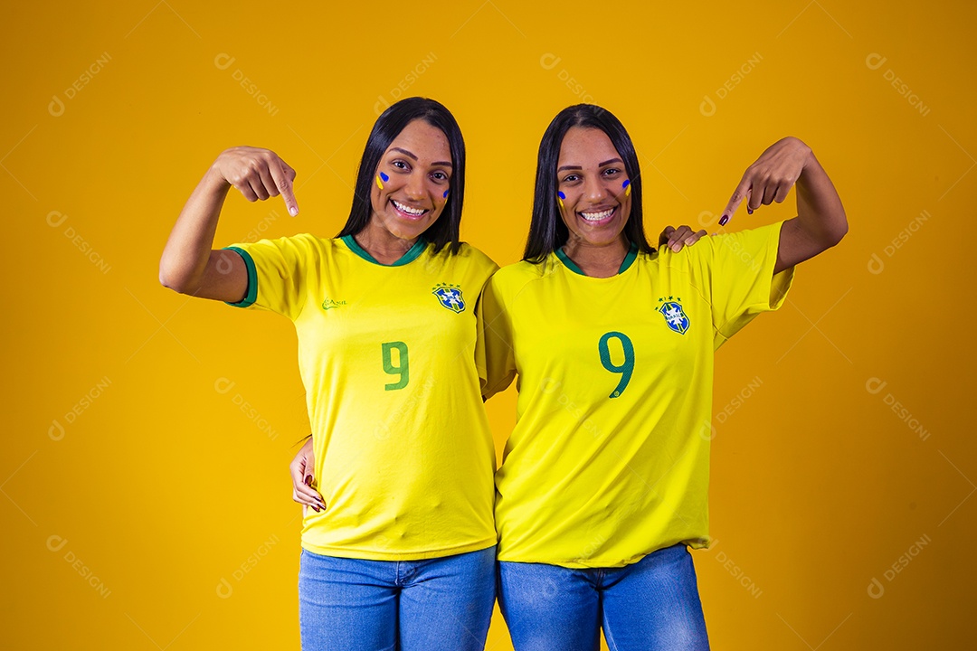 Lindas mulheres torcedoras brasileiras usando camiseta brasil