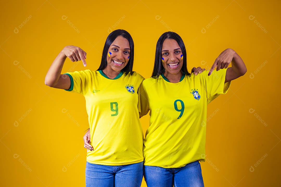 Lindas mulheres torcedoras brasileiras usando camiseta brasil