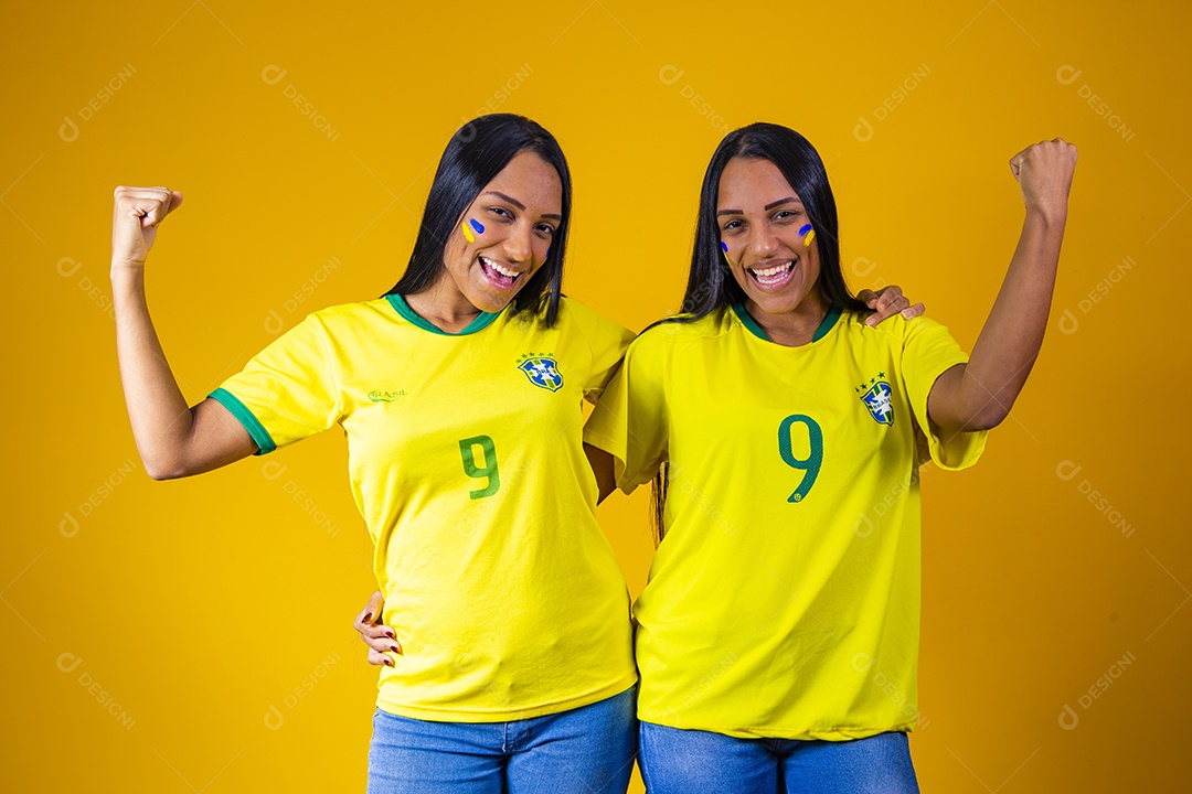 Lindas mulheres torcedoras brasileiras usando camiseta brasil