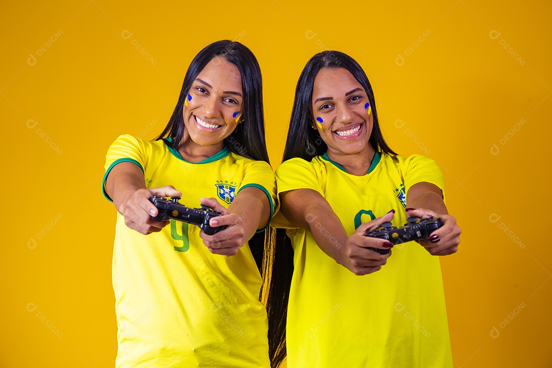 Lindas mulheres torcedoras brasileiras usando camiseta brasil