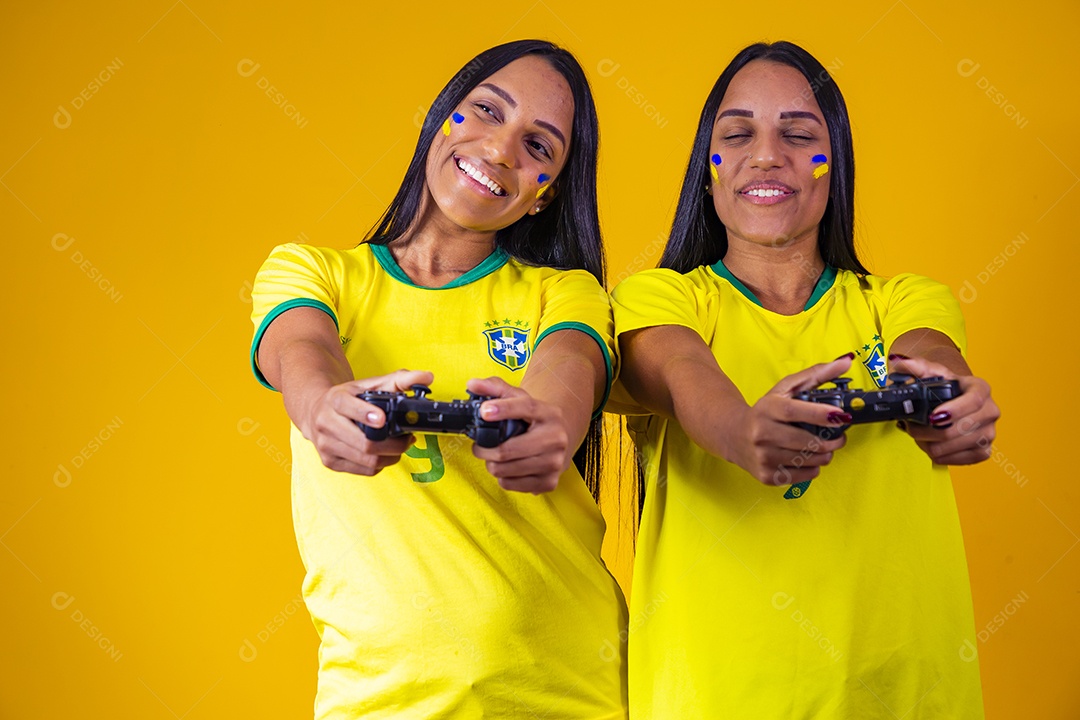 Lindas mulheres torcedoras brasileiras usando camiseta brasil