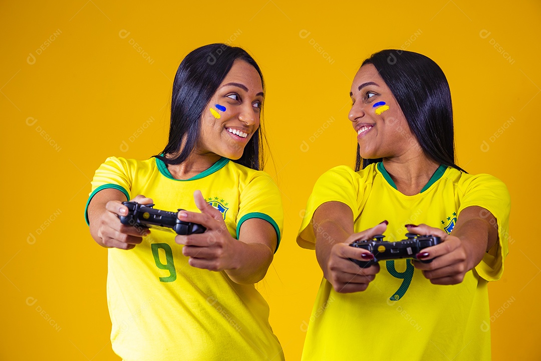 Lindas mulheres torcedoras brasileiras usando camiseta brasil