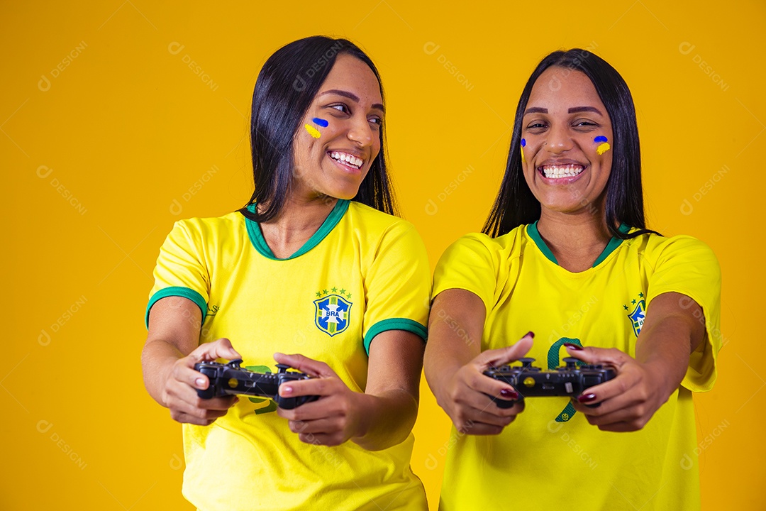 Lindas mulheres torcedoras brasileiras usando camiseta brasil
