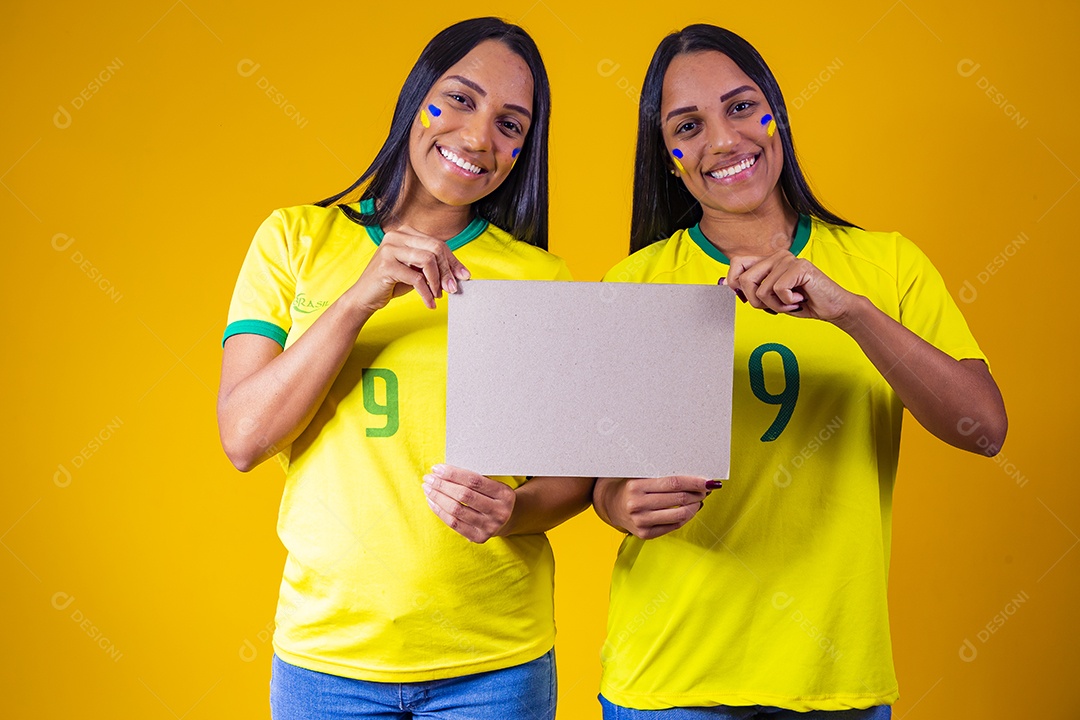 Lindas mulheres torcedoras brasileiras usando camiseta brasil