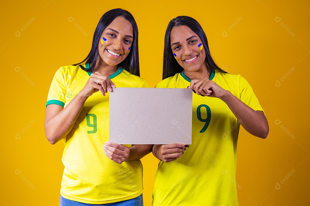 Lindas mulheres torcedoras brasileiras usando camiseta brasil