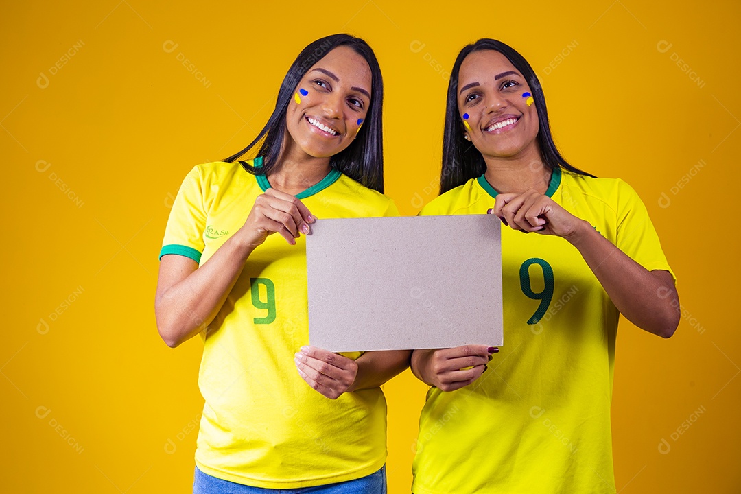Lindas mulheres torcedoras brasileiras usando camiseta brasil