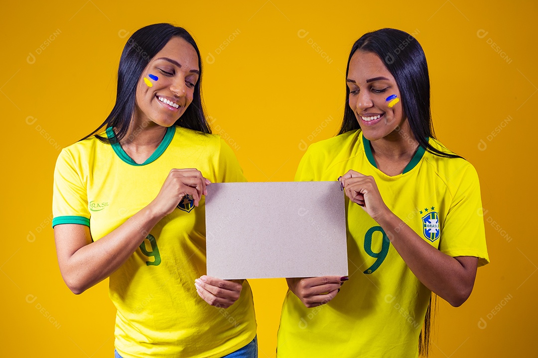 Lindas mulheres torcedoras brasileiras usando camiseta brasil