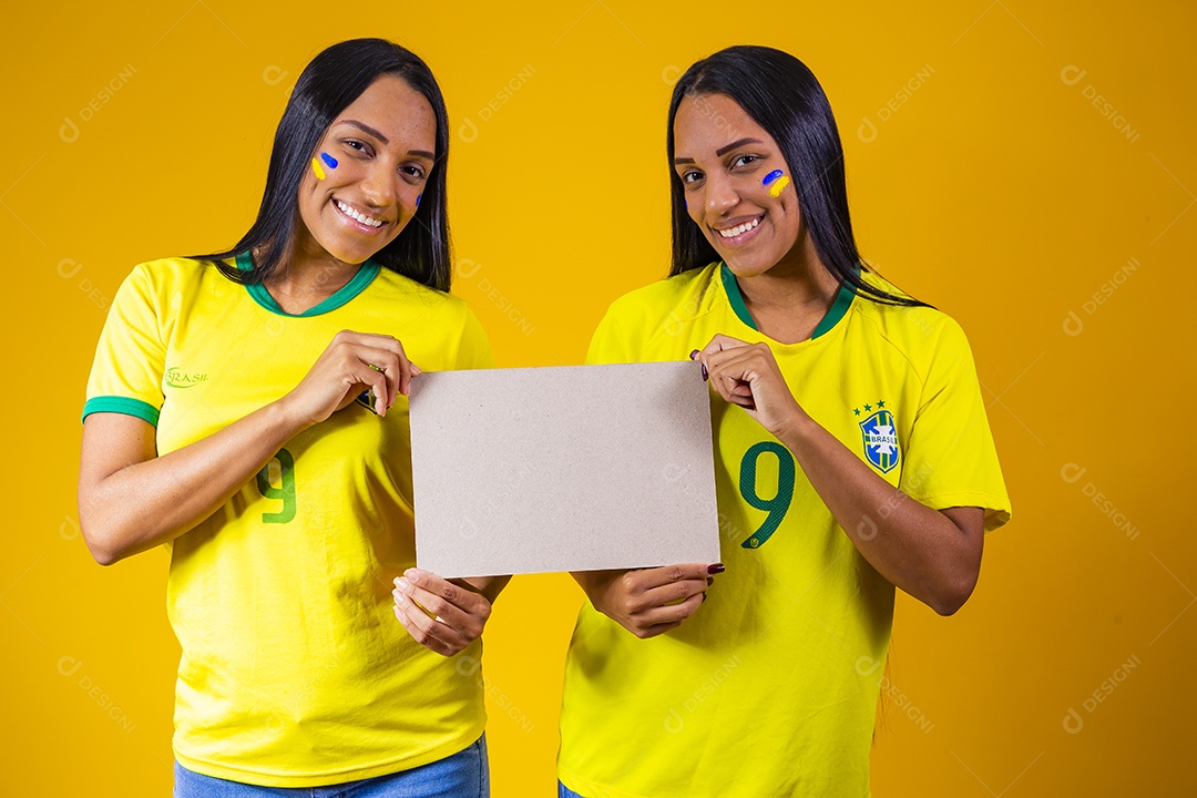Lindas mulheres torcedoras brasileiras usando camiseta brasil