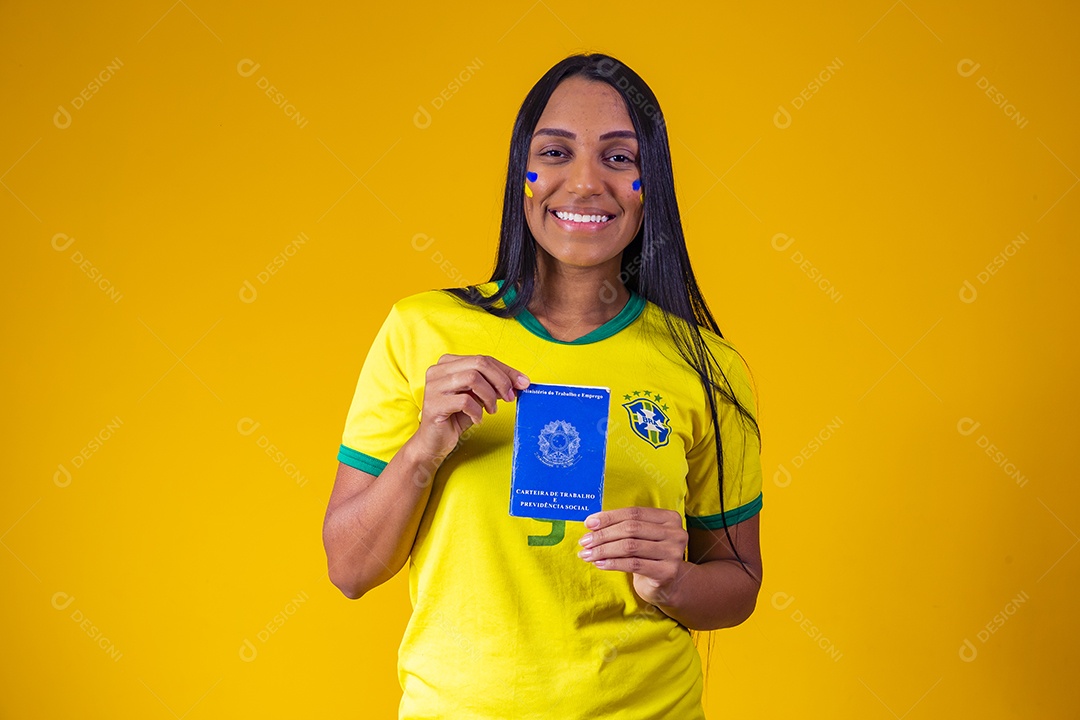 Linda mulher torcedora da seleção brasileira segurando carteira de trabalho