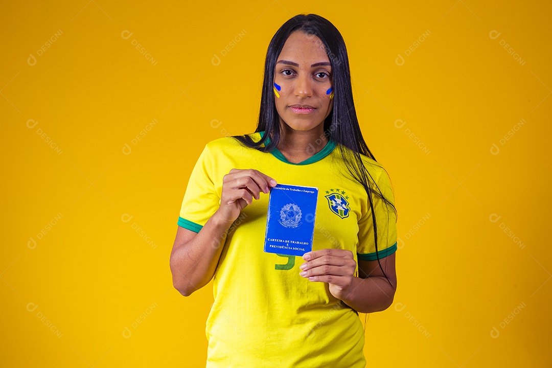 Linda mulher torcedora da seleção brasileira segurando carteira de trabalho