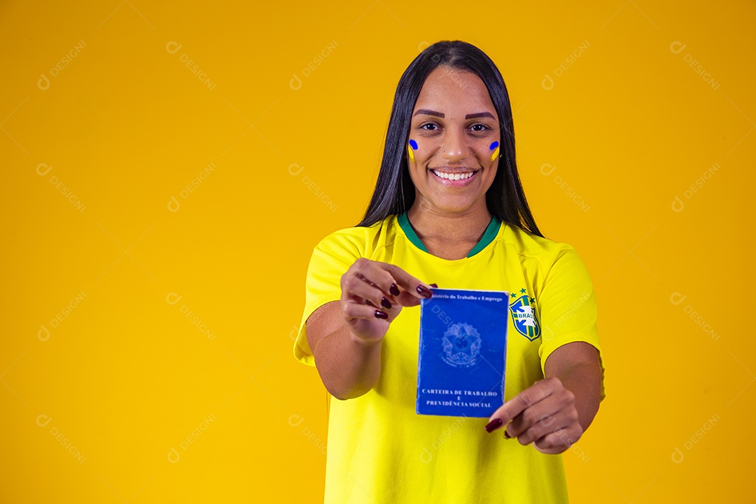 Linda mulher torcedora da seleção brasileira segurando carteira de trabalho