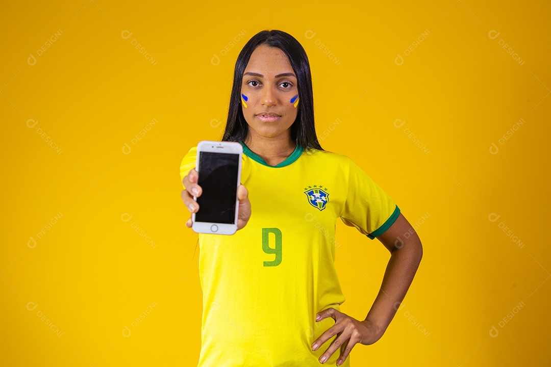 Linda mulher torcedora da seleção brasileira segurando celular